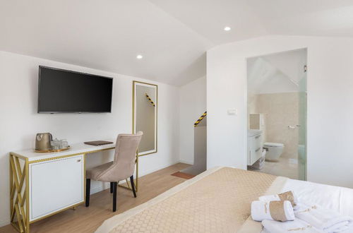 Photo 18 - Le Premier Luxury Rooms