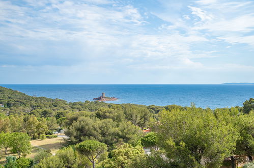 Foto 2 - Appartamento con 2 camere da letto a Saint-Raphaël con piscina e vista mare