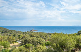 Foto 2 - Apartment mit 2 Schlafzimmern in Saint-Raphaël mit schwimmbad und blick aufs meer