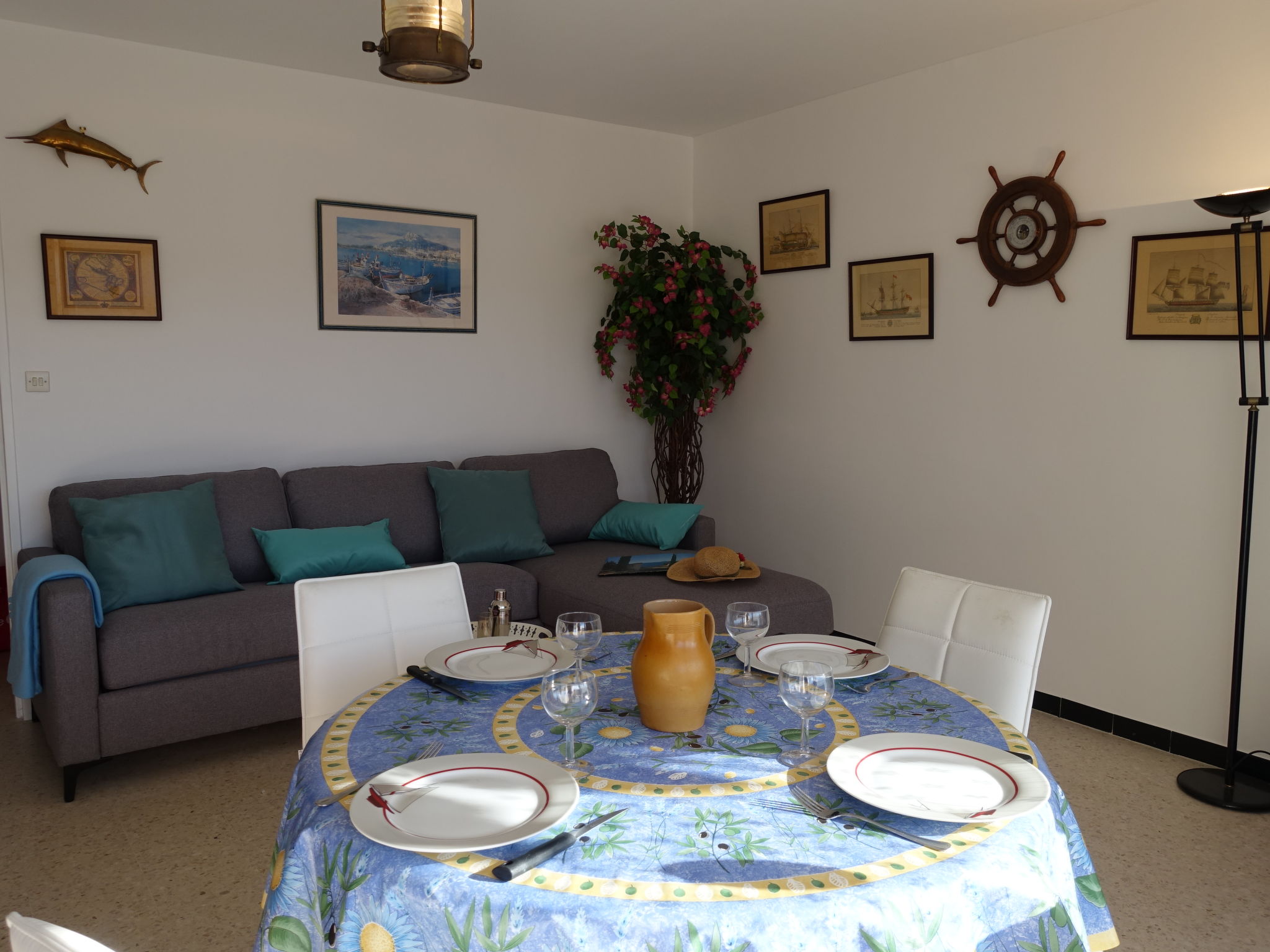 Photo 2 - 1 bedroom Apartment in Le Lavandou with swimming pool and garden