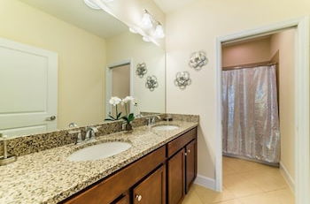 Photo 14 - Wonderful 4 Bed Townhome Near Disney Parks 342 4 Bedroom Townhouse by Redawning