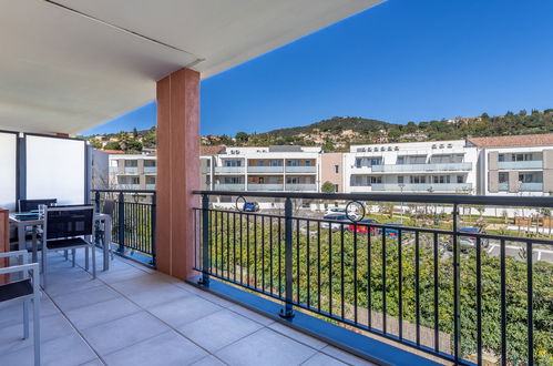 Foto 14 - Apartamento de 1 habitación en Bormes-les-Mimosas con piscina y jardín