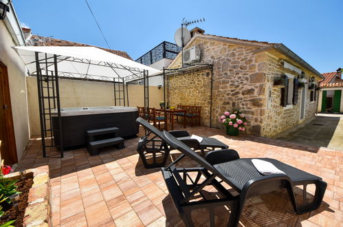 Photo 4 - Maison de 1 chambre à Sukošan avec bain à remous et vues à la mer