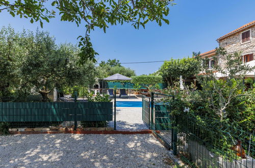 Foto 38 - Casa de 3 quartos em Brtonigla com piscina privada e jardim