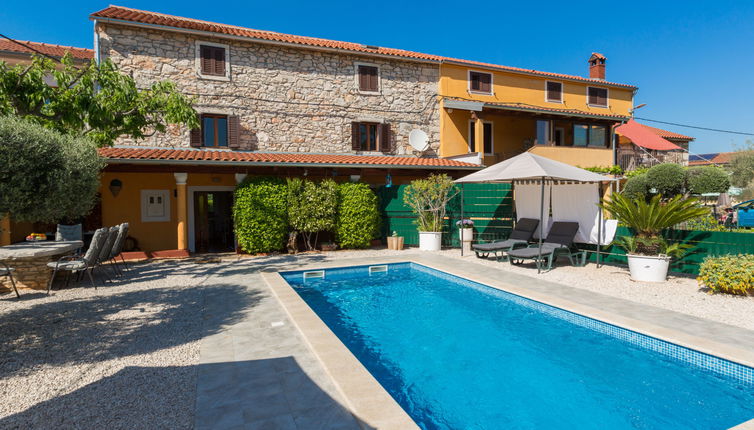 Photo 1 - Maison de 3 chambres à Brtonigla avec piscine privée et terrasse