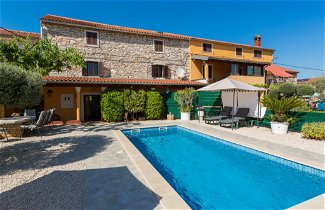 Photo 1 - Maison de 3 chambres à Brtonigla avec piscine privée et terrasse