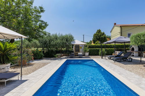 Foto 20 - Casa de 3 quartos em Brtonigla com piscina privada e jardim