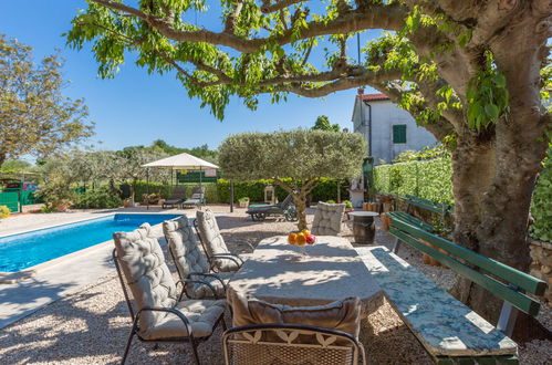 Photo 2 - Maison de 3 chambres à Brtonigla avec piscine privée et terrasse