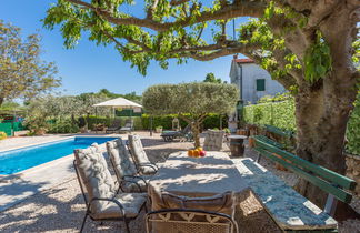 Photo 2 - Maison de 3 chambres à Brtonigla avec piscine privée et terrasse