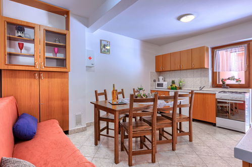 Photo 14 - 4 bedroom Apartment in Žminj with private pool and garden