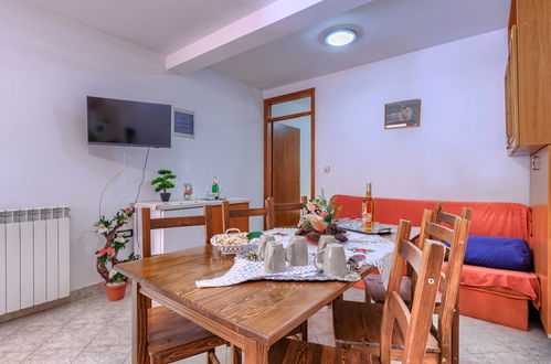 Photo 4 - 4 bedroom Apartment in Žminj with private pool and garden