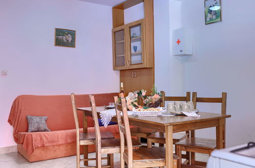 Photo 15 - 4 bedroom Apartment in Žminj with private pool and garden