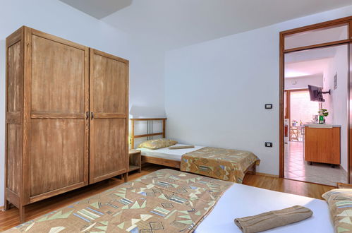 Foto 32 - Appartamento con 4 camere da letto a Žminj con piscina privata e giardino