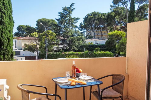 Photo 3 - Apartment in Saint-Cyr-sur-Mer with garden and terrace