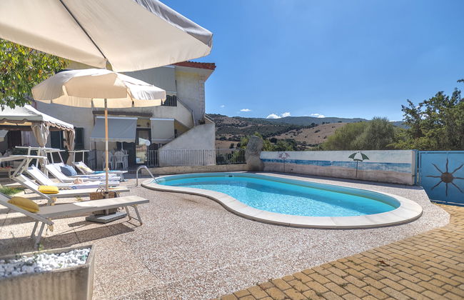 Apartamento de 3 quartos em Trinità d'Agultu e Vignola com piscina e jardim - Foto 1