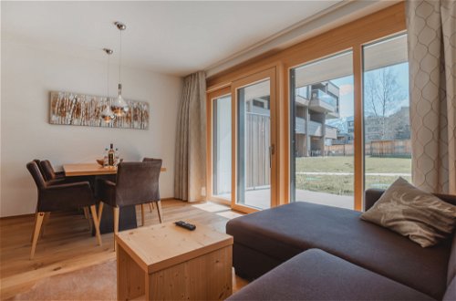 Foto 4 - Apartamento de 3 habitaciones en Zell am See con piscina y vistas a la montaña