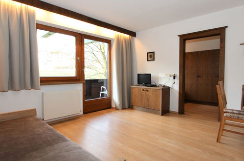 Photo 15 - Appartement de 1 chambre à Fügen avec jardin et vues sur la montagne