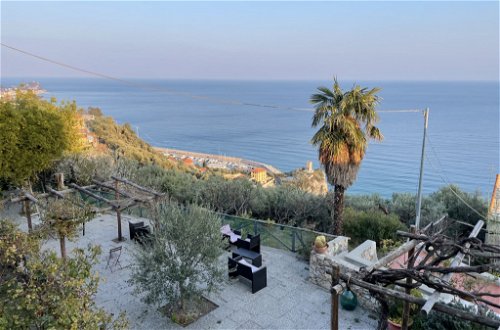 Foto 16 - Apartamento de 1 habitación en Finale Ligure con jardín y vistas al mar