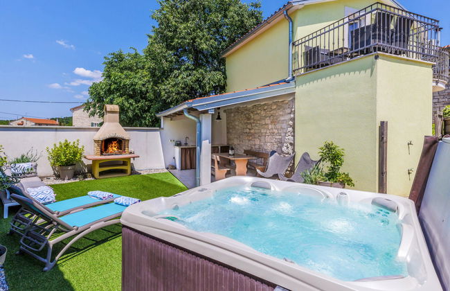 Casa de 3 quartos em Kanfanar com terraço e banheira de hidromassagem - Foto 1