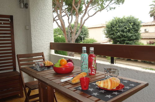 Photo 13 - 1 bedroom Apartment in Saint-Cyr-sur-Mer with garden and terrace