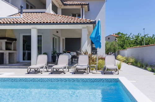 Foto 8 - Casa de 4 quartos em Medulin com piscina privada e jardim