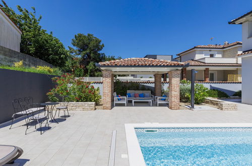Foto 38 - Casa de 4 quartos em Medulin com piscina privada e jardim