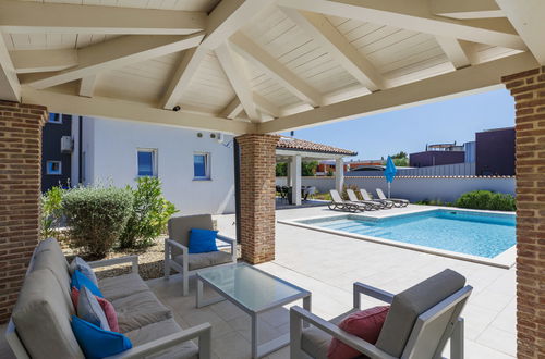 Foto 35 - Casa de 4 quartos em Medulin com piscina privada e jardim