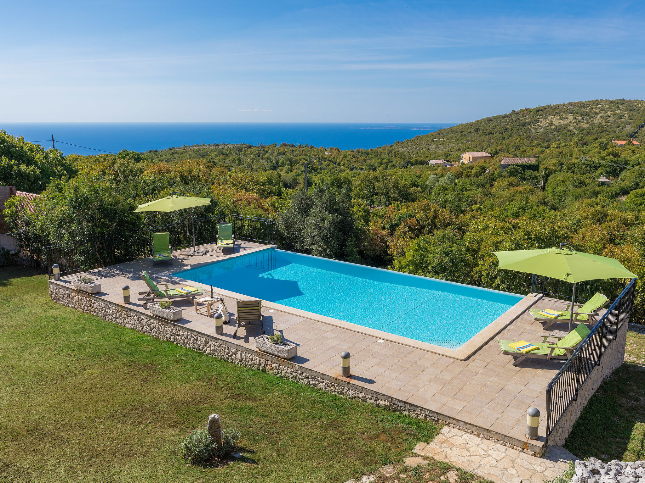 Photo 2 - Maison de 4 chambres à Raša avec piscine privée et vues à la mer