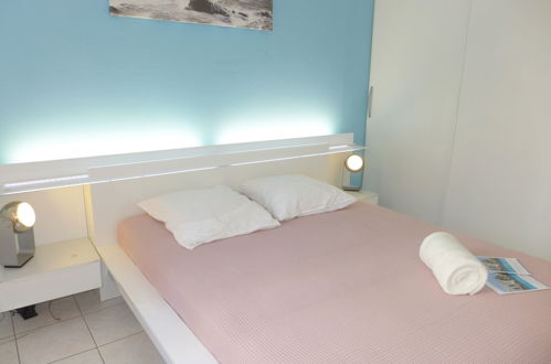 Foto 11 - Appartamento con 2 camere da letto a Fréjus con giardino e vista mare