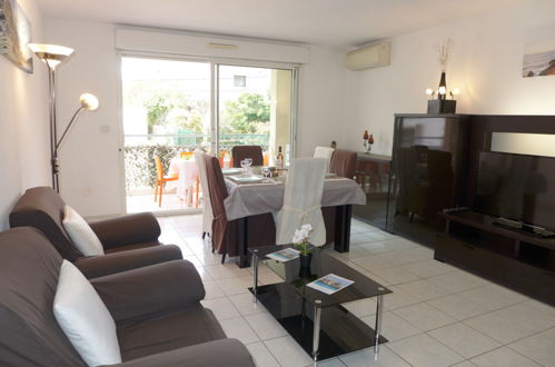 Foto 2 - Appartamento con 2 camere da letto a Fréjus con giardino e vista mare