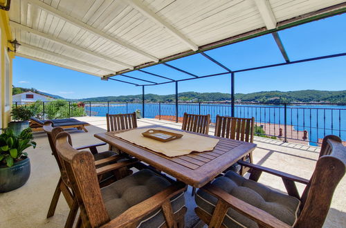 Foto 1 - Apartamento de 2 quartos em Rab com jardim e terraço
