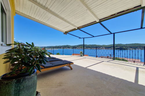 Foto 9 - Apartamento de 2 quartos em Rab com jardim e terraço