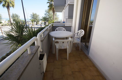 Foto 12 - Apartment mit 1 Schlafzimmer in San Benedetto del Tronto mit blick aufs meer