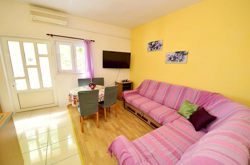 Photo 4 - 2 bedroom House in Makarska with terrace