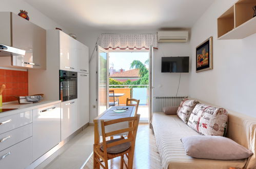 Foto 6 - Apartamento de 1 quarto em Umag com terraço e vistas do mar