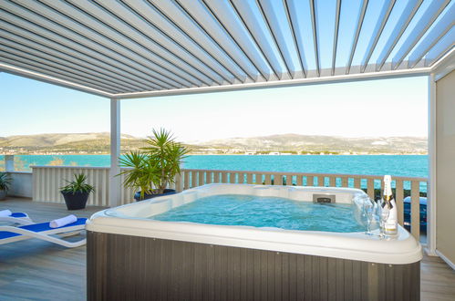 Foto 3 - Appartamento con 3 camere da letto a Trogir con piscina e terrazza