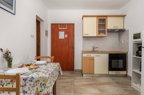 Foto 4 - Apartamento em Senj com piscina e jardim