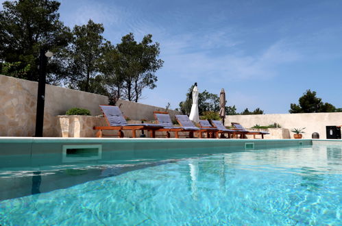 Photo 2 - Maison de 4 chambres à Sibenik avec piscine privée et vues à la mer