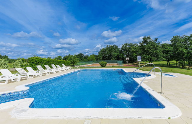 Apartamento de 2 quartos em Žminj com piscina e jardim - Foto 2