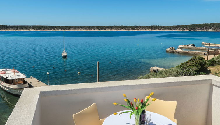 Photo 1 - Appartement de 2 chambres à Rab avec terrasse et vues à la mer