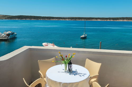 Photo 11 - Appartement de 2 chambres à Rab avec terrasse et vues à la mer