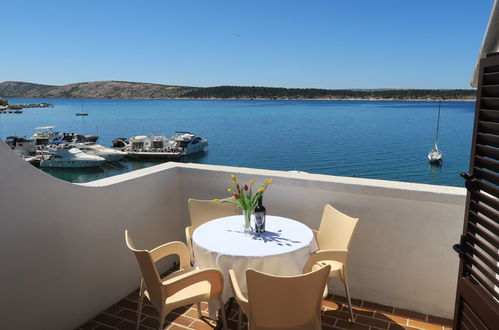 Photo 16 - Appartement de 2 chambres à Rab avec terrasse et vues à la mer