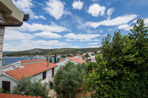 Foto 5 - Apartment mit 1 Schlafzimmer in Rogoznica mit terrasse und blick aufs meer