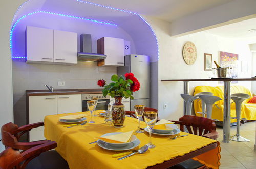 Foto 9 - Appartamento con 3 camere da letto a Matulji con giardino e terrazza