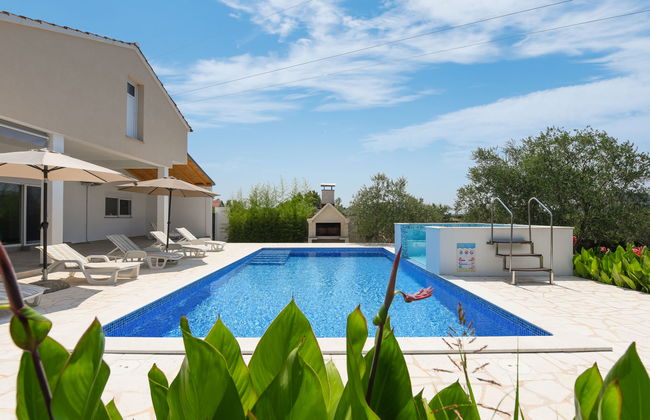 Casa de 4 quartos em Galovac com piscina privada e jardim - Foto 1