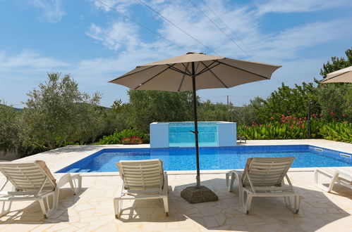 Photo 2 - Maison de 3 chambres à Galovac avec piscine privée et vues à la mer