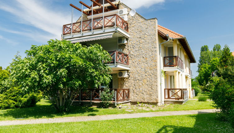 Foto 1 - Appartamento con 2 camere da letto a Balatonőszöd con giardino e vista sulle montagne