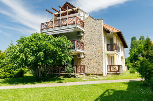 Foto 1 - Apartamento de 2 habitaciones en Balatonőszöd con jardín y vistas a la montaña