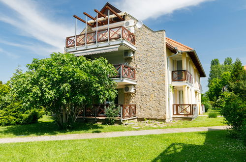 Foto 1 - Appartamento con 2 camere da letto a Balatonőszöd con giardino e vista sulle montagne