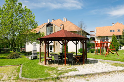 Foto 27 - Apartamento de 2 habitaciones en Balatonőszöd con jardín y vistas a la montaña